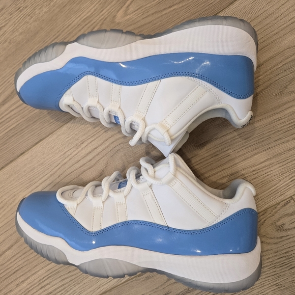 Jordan 11 Low - UNC - Picture 6 of 9